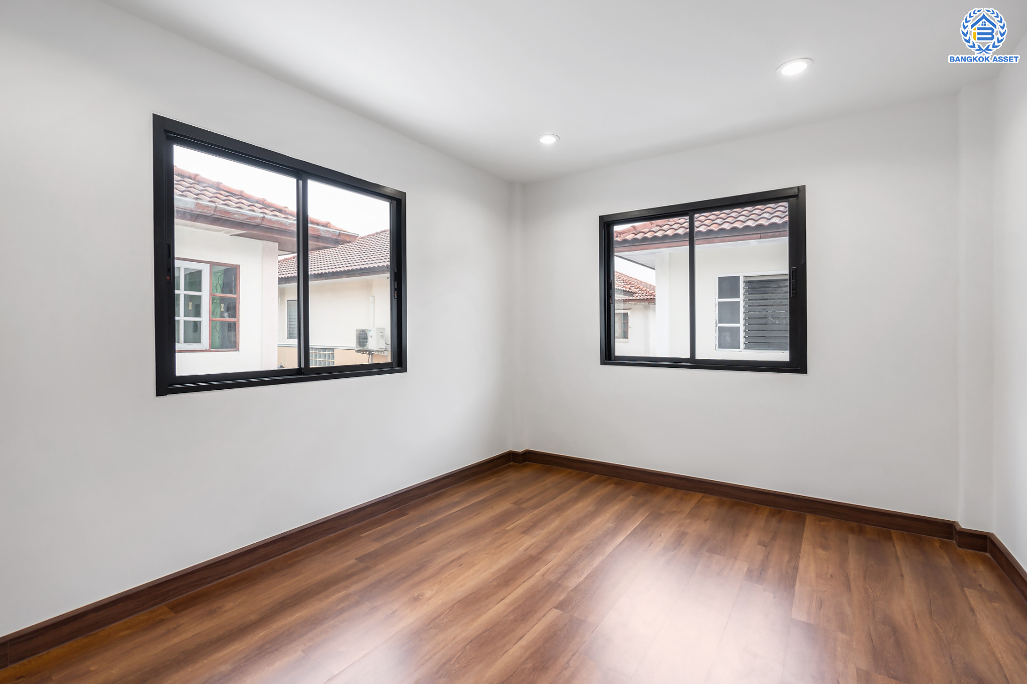 บ้านมืองสองตกแต่งใหม่ ม.พระปิ่น 2 บรมราชชนนี บ้านพร้อมอยู่ หลังใหญ่ บนเนื้อที่ 25.6 ตร.ว. ฟังก์ชัน 2 ห้องนอน 2 ห้องน้ำ 1 ที่จอดรถ บนทำเลศักยภาพ เดินทางสะดวก เชื่อมต่อถ.บรมราชชนนี, ถ.ศาลาธรรมสพ ใกล้ม.มหิดล และจุดขึ้นทางด่วน "ศรีรัช"